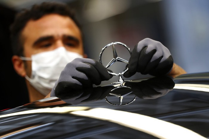 Pabrik Mercedes-Benz di Jerman Kembali Beroperasi Pabrik Mercedes-Benz di Sindelfingen, Jerman, kembali melakukan produksi setelah sempat ditutup karena pandemi virus Corona (COVID-19).
