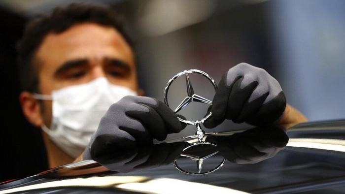 Pabrik Mercedes-Benz di Sindelfingen, Jerman, kembali melakukan produksi setelah sempat ditutup karena pandemi virus Corona (COVID-19).