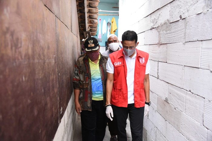 Relawan Indonesia Bersatu Lawan COVID-19 memberikan bantuan berupa 150 paket sembako untuk para buruh yang terkena Pemutusan Hubungan Kerja (PHK) akibat pandemi Corona di Indonesia.
