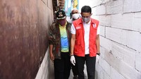 Ketua Umum Relawan Indonesia Bersatu Lawan COVID-19 Sandiaga Uno turun langsung dan mengatakan pihaknya bekerja sama dengan Konfederasi Serikat Buruh Sejahtera Indonesia (KSBSI) dalam penyerahan bantuan paket sembako. Ia pun menyusuri gang sempit. dok. Relawan Indonesia Bersatu Lawan COVID-19