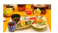 Makanan Jepang ini bukan bikinan Via, tapi ia kangen menyantapnya. “Pokokee gara2 sing plastikan cilikk ikuu. Wes Ojok di geser. Manganku akeh 🙈,” tuturnya. Foto: Instagram viavallen
