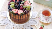 Kue cantik dan sehat bisa dibeli secara online di @prunee.id. Ada cake bertopping buah-buahan segar mulai dari strawberry, anggur, blueberry dan cherry.
