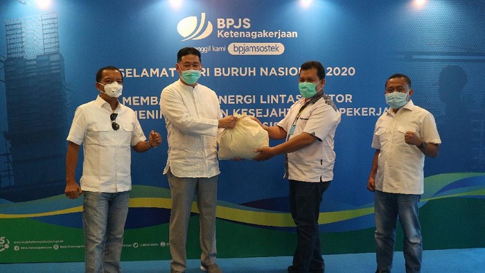 Sembako untuk Buruh di Peringatan May Day Memperingati hari buruh, BP Jamsostek memberikan sembako kepada buruh guna meringankan beban buruh di tengah pandemi COVID-19.