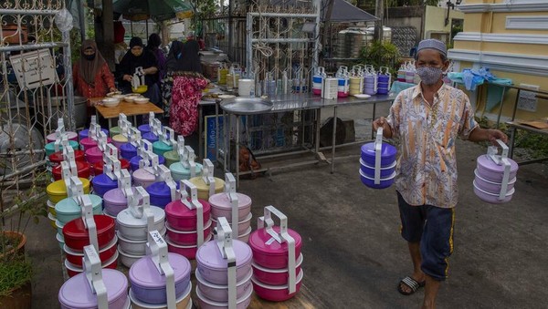 Muslim Bangkok Bagikan Makanan Buka Puasa dengan Rantang Plastik