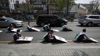 Aksi untuk memperingati May Day juga digelar oleh anggota Konfederasi Serikat Buruh Korea. Mereka menggelar aksi dengan tetap menerapkan social distancing di Seoul, Korea Selatan. AP Photo/Lee Jin-man.