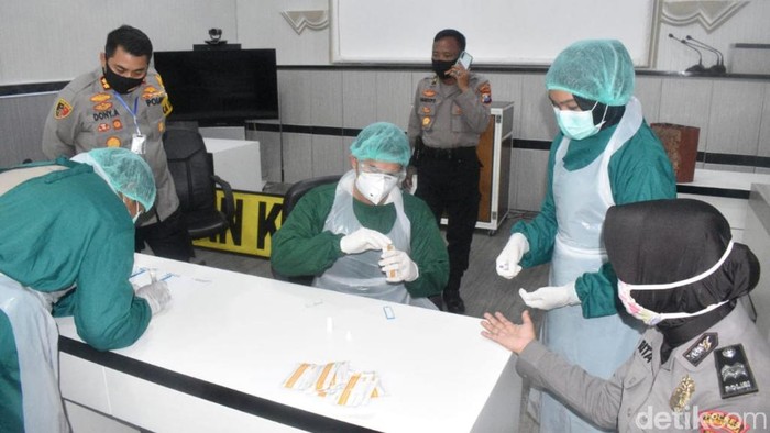 Kapolsek dan Polisi Garis Depan Corona Jalani Rapid Test