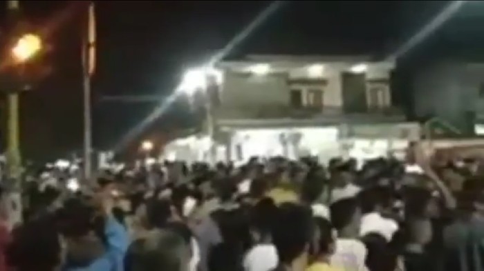 Viral warga Lombok Tengah demo karena keputusan masjid ditutup untuk pelaksanaan tarawih dan jumatan (Screenshot video viral)