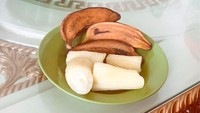 Tak melulu makanan mewah, wanita asal Jawa Timur ini juga suka makanan ndeso. Untuk sarapan, ia pilih singkong dan pisang rebus. Nyamm! Foto: Instagram viavallen