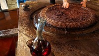 Pembuat minyak mengekstraksi minyak melalui metode tradisional yang meliputi pemilihan dan pembersihan buah zaitun, pembuangan serasah daun dan kotoran lainnya, diikuti dengan penggilingan