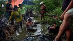 Bernafas dalam Lumpur ala Penambang Emas Tradisional