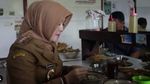 Pose Sumringah Sri Mulyani, Bupati Klaten Saat Kulineran