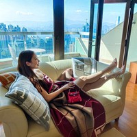 Angela Lee, sosialita Hong Kong yang juga dokter kecantikan, pun bersolek dengan tas Hermes kesayangannya. (Foto: Instagram)