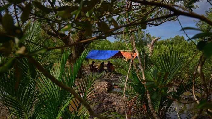 Penambang emas tradisional harus bernafas dalam lumpur, di tengah rawa Paracale, Filipina. Tindakan nekat tanpa peralatan industri tersebut dilakukan untuk mencari sebongkah emas.