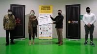 Para UMKM yang merupakan binaan sebuah perusahaan bernama PT Hebat ini menyiapkan kebutuhan berupa paket makanan untuk berbuka puasa. Makanan itu akan dibagikan gratis kepada masyarakat terdampak langsung dari wabah Covid-19, terutama dari sektor informal dan mitra pengemudi daring.