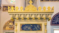Berbagai kaligrafi menghiasi dinding dan langit-langit masjid. Mimbar khutbah berdiri tinggi dengan hiasan ornamen geometris khas Islam. Andreas Rentz/Getty Images
