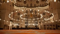 Bagian dalam masjid dibuat dengan begitu indahnya. Bagian atasnya berhias kaligrafi. Lampu-lampu menggantung dari langit-langit dan ditata melingkar. Kalau diperhatikan, di antara banyaknya lampu gantung diletakkan pula telur burung unta untuk mengusir laba-laba.