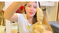 Begini hasil percobaan Via membuat Dalgona Coffee. Ia terlihat senang bisa menghasilkan busa kopi yang kental usai mengocoknya dengan mixer. Foto: Instagram viavallen