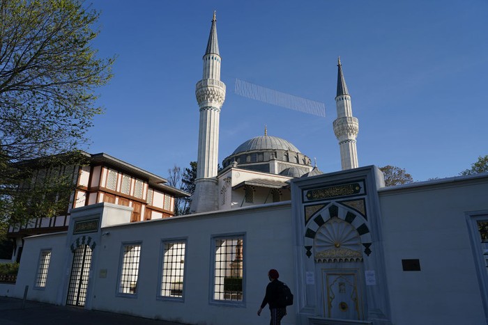 Masjid Sehitlik berdiri megah di Berlin, Jerman. Keberadaan masjid ini tidak lepas dari sejarah hubungan diplomatik Kekhalifahan Usmaniyah dan Kerajaan Prussia.Sehitlik Mosque as Muslim worshippers pray  October 3, 2006 in Berlin, Germany. In recent a government-sponsored initiative 15 German politicians met with 15 leading members of Germany?s diverse Muslim community for a conference that will continue with a series of workshops to strengthen the integration of Muslims, most of whom are immigrants, into German society, as well as to afford Islam a level of official recognition on par with other religions in Germany.  (Photo by Andreas Rentz/Getty Images)