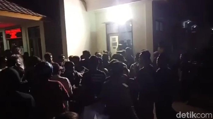 Massa Geruduk Kantor Camat di Garut