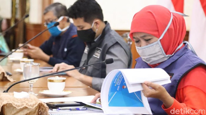 Gubernur Jawa Timur Khofifah jumpa pers di grahadi