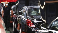 Pabrik tersebut merakit Mercedes-Benz S-Class.