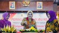 Selain itu, ia juga sering terlibat dalam beberapa acara penting. Seperti pada momen ini, dalam rangka hari Ibu, ya memotong tumpang sebagai wujud terima kasih. Foto: Instagram