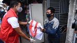 Susuri Gang Sempit, Sandiaga Uno Tebar Sembako ke Korban PHK
