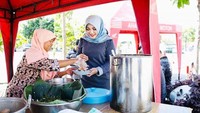 Momen kulinernya dapat terlihat dari foto ini. Ia membeli pecel untuk menu sarapannya. Foto: Instagram