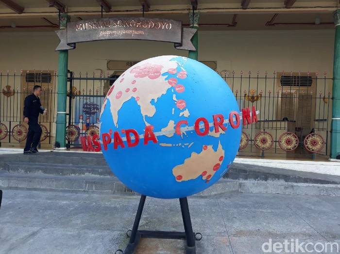 Peringatan waspada virus Corona di Titik Nol Kilometer Yogyakarta, Jumat (1/5/2020).