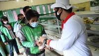 Gerakan nasional bagi-bagi nasi bungkus ini menyasar untuk warga kalangan menengah ke bawah yang terdampak COVID-19. Memang sudah sepatutnya Indoensia saling gotong-royong di tengah pandemi Corona ini. Sebelumnya para relawan di 8 daerah yang menerapkan PSBB mendata warga yang layak mendapatkan nasi bungkus gratis ini. dok. Relawan Indonesia Bersatu Lawan COVID-19