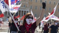 Massa buruh dari serikat PAME di Yunani menggelar aksi dengan tetap menerapkan social distancing. AP Photo/Petros Giannakouris.