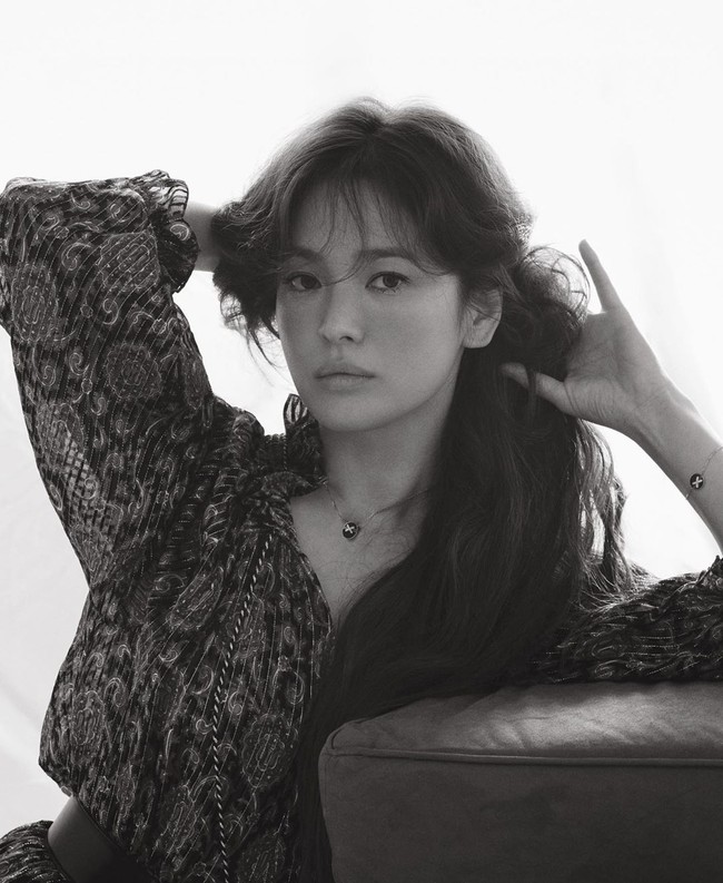 Song Hye Kyo tampil dengan rambut panjang kecokelatan yang ditata acak. Foto: Dok. Instagram/@kyo1122, @ellesingapore