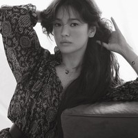 Song Hye Kyo tampil dengan rambut panjang kecokelatan yang ditata acak. Foto: Dok. Instagram/@kyo1122, @ellesingapore