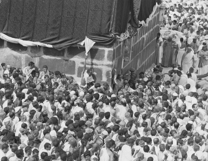 Kakbah merupakan tempat suci umat Islam di seluruh dunia. Bangunan yang juga menjadi kiblat arah sholat ini ternyata memiliki sejarah yang panjang.