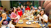 Sebelum wabah COVID-19 melanda Indonesia, Via dan keluarganya makan bareng bersama di restoran. Mereka nampak menikmati banyak kudapan. Foto: Instagram viavallen