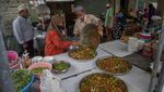 Muslim Bangkok Bagikan Makanan Buka Puasa dengan Rantang Plastik