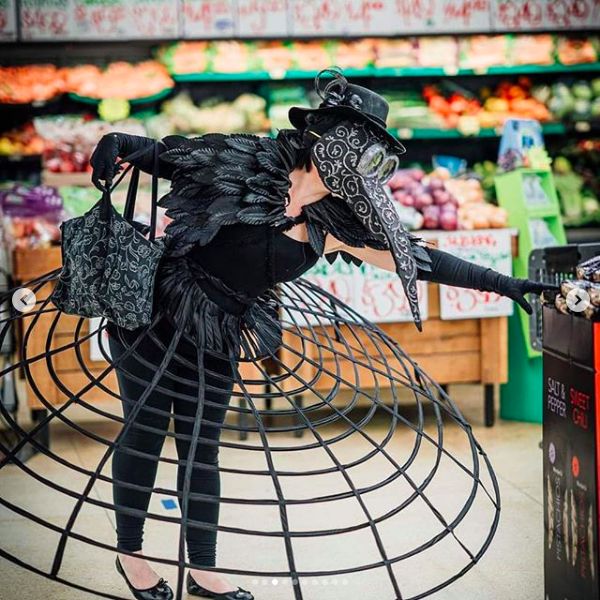 Karen Hinrichs Lukes pakai kostum unik untuk belanja di supermarket.