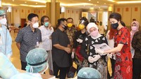 Menteri Ketenagakerjaan RI Ida Fauziah (kedua dari kanan) didampingi oleh Wakil Direktur Utama Siloam Hospital Caroline Riady (kanan) dan Pendiri Yayasan Pendidikan Pelita Harapan James Riady (kedua dari kiri) saat meninjau pelaksanaa rapid test Covid-19 untuk 1.000 pekerja di Kementerian Ketenagakerjaan RI, Jakarta, Jumat 1 Mei 2020.