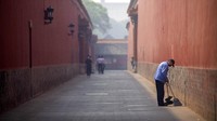 Sebelumnya, Forbidden City ditutup sejak 25 Januari untuk memutus penularan virus Corona di China. Setelah tiga bulan tutup, Istana terlarang akan dibuka lagi. Tapi, ruang pameran dan tempat layanan dalam ruangan akan tetap ditutup untuk saat ini.