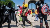 Seniman jalanan, cosplayer, hingga para badut kompak memprotes larangan tampil di depan publik. AP Photo/Fernando Llano. 