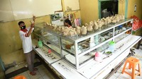 Sandi awalnya menyapa relawan Indonesia Bersatu Lawan Covid-19 yang sudah mempersiapkan gerakan ini. Ia lalu menyapa penjaga warteg. Sandi memang memesan nasi bungkus di warteg-warteg terdekat. Tujuannya untuk membantu perekonomian warteg yang terdampak COVID-19. dok. Relawan Indonesia Bersatu