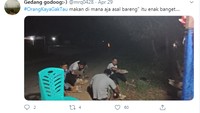Siapa yang setuju dengan cuitan netizen satu ini? Menurutnya makan lesehan dimana aja asal bareng-bareng itu enak banget! Foto: twitter
