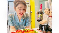 Di rumah saja membuat pelantun ‘Meraih Bintang’ ini produktif. Ia membuat fried chicken yang gurih renyah. “Nahh bagian ayam yg paling aku suka itu kepala ( suka lehernya krn kulitnya 😍 ) dann paha atass ( ga begitu suka yg kerasa dagingnya tok ),” tulisnya. Foto: Instagram viavallen