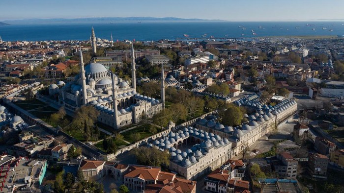 Mengintip Megahnya Masjid Suleymaniye di Turki Masjid Suleymaniye berada di Süleymaniye Mah Fatih, Istanbul, Turki. Pembangunan dimulai sekitar tahun 1550 dan selesai tahun 1557.