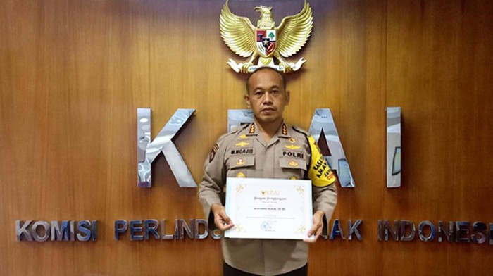 Direktur Samapta Polda Metro Jaya, Kombes Mokhamad Ngajib menerima penghargaan dari KPAI dan BNPT atas komitmen membina anak terpapar paham radikalisme dan terorisme.