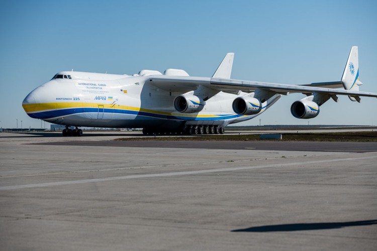 Antonov An-225 Mriya adalah pesawat kargo terbesar di dunia. Pesawat tersebut dirancang para insinyur Uni Soviet pada masa-masa akhir Perang Dingin.