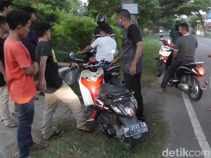 Polisi membubarkan balap liar di Polman, Sulbar.