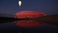 Bagi pecinta bola atau pemerhati arsitektur, gedung ini tidak asing: Allianz Arena. Stadion yang dirancang oleh arsitek  Jacques Herzog dan Pierre de Meuron menjadi markas tim sepakbola Bayern Munchen.  Adam Pretty/Getty Images