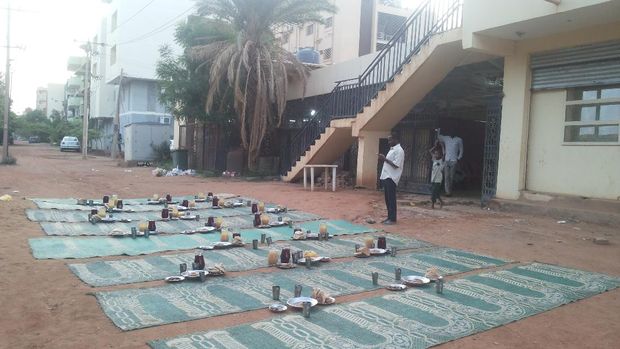 Suasana berbuka di tempat itikaf