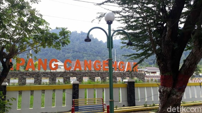 Lampu taman di palabuhanratu dirusak